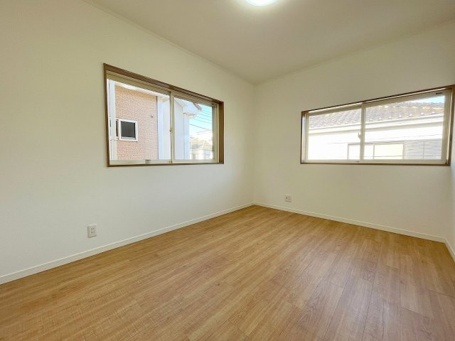 三郷市早稲田6丁目　中古戸建の洋室|2面採光の明るい洋室6帖・子供部屋としていかがでしょう