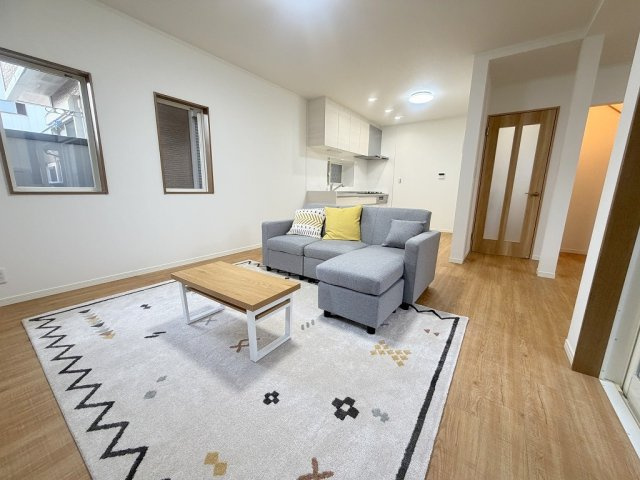 三郷市早稲田6丁目　中古戸建の居間・リビング|ソファやダイニングセットを置いてもゆとりのある20.5帖の広々リビング