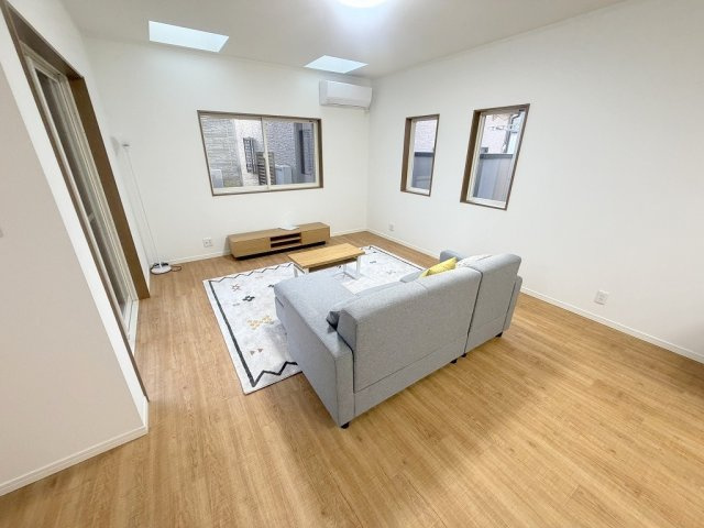 三郷市早稲田6丁目　中古戸建の居間・リビング|ソファやダイニングセットを置いてもゆとりのある20.5帖の広々リビング