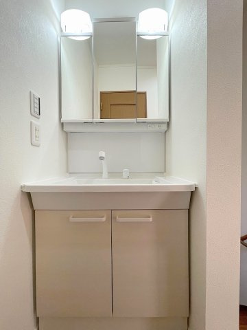 三郷市早稲田6丁目　中古戸建の独立洗面台|2階にもしっかりとした洗面化粧台が設置されております