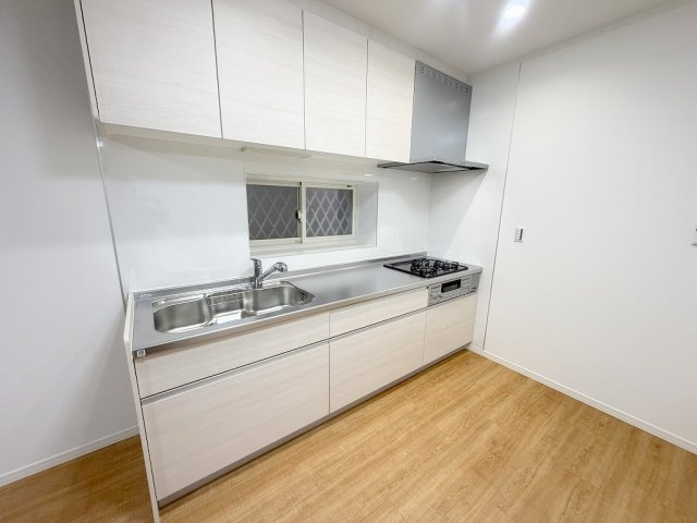 三郷市早稲田6丁目　中古戸建のキッチン|3口ガスコンログリル付システムキッチン新品交換済みです