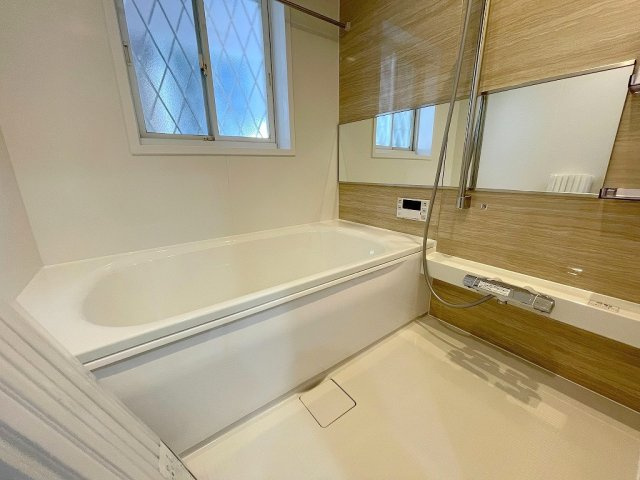 三郷市早稲田6丁目　中古戸建の浴室|追焚機能が付いた一坪バス！新品交換済みで気持ちよくご利用できます