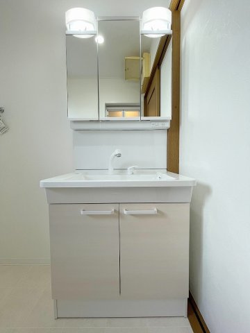 三郷市早稲田6丁目　中古戸建の独立洗面台|三面鏡付きシャワードレッサー！新品交換済みです