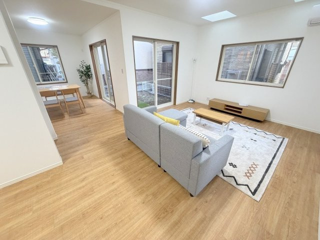三郷市早稲田6丁目　中古戸建の居間・リビング|窓が多く明るく開放的なリビングです