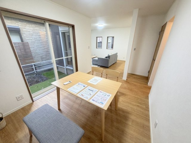 三郷市早稲田6丁目　中古戸建の居間・リビング|和室をリビングへと間取変更しております