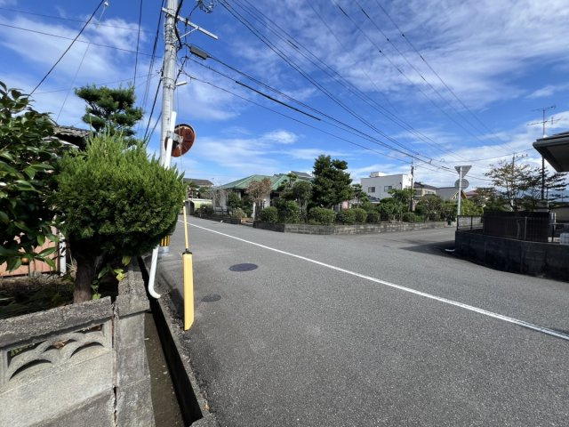 田中東町売り土地の前面道路含む現地写真