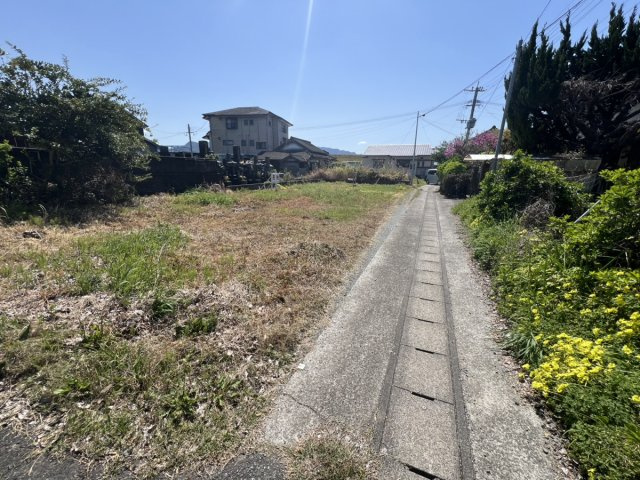 栴檀町売地の前面道路含む現地写真