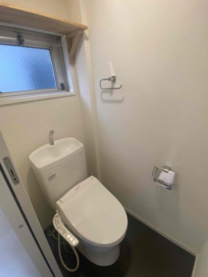 【トイレ】 | ファミール長居 | 窓があるので換気もバッチリな温水洗浄便座付きトイレです！