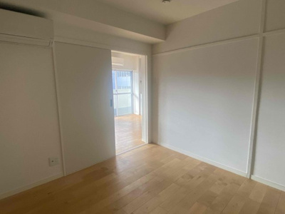 【洋室】 | ファミール長居 | 洋室入り口はスマートな引き戸です！