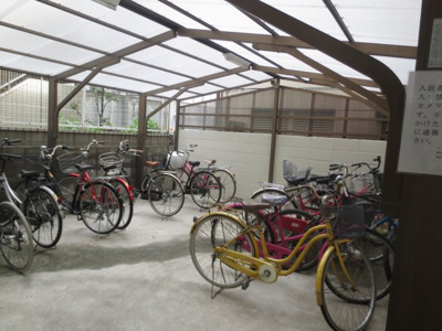 【その他共用部分】 | ファミール長居 | 屋根付きの駐輪場です。