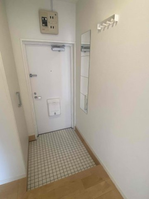 【玄関】 | ファミール長居 | 便利な姿見あります。シューズボックスもあるので収納に困りません！