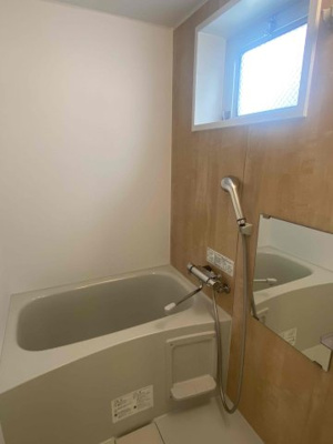 【浴室】 | ファミール長居 | 窓があるお風呂です。優しい木目調の壁に癒やされます♡