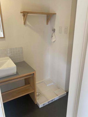 【設備】 | ファミール長居 | 独立洗面台の横には洗濯機置き場があります！便利な収納棚もございます！