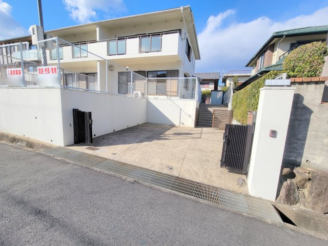 ロイヤル静和テラスハウスの駐車場