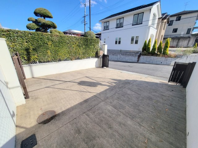 ロイヤル静和テラスハウスの駐車場