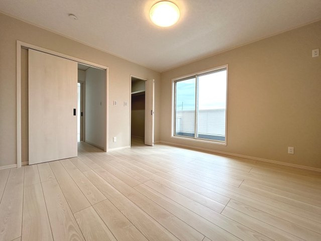 戸建　一宮市小信中島Ⅱ　全3区画分譲の洋室|全居室にたっぷり収納できる大型収納を設置。窓ガラスは断熱性能や結露防止効果の高いペアガラスです。