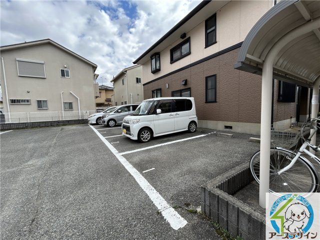 シャルマンイワイの駐車場