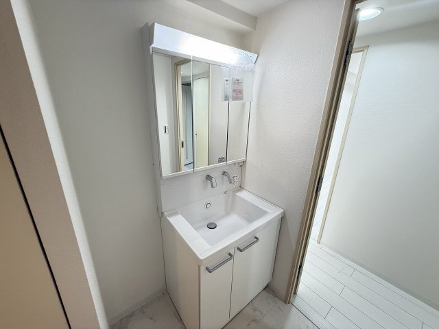 八王子北野台パークホームズの独立洗面台|～新規交換済、３面鏡付きの独立洗面台　細々している物をスッキリ収納出来ます～