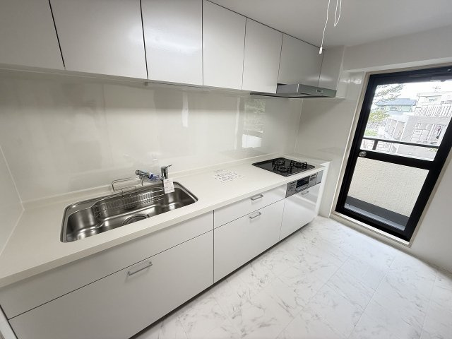 八王子北野台パークホームズのキッチン|～使い勝手の良いシステムキッチン　ホワイトで清潔感があります～