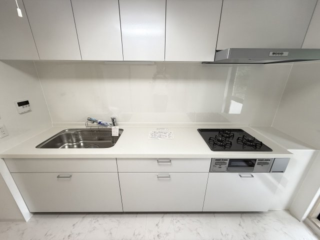 八王子北野台パークホームズのキッチン|～３口コンロと広い調理台でお料理が捗ります～