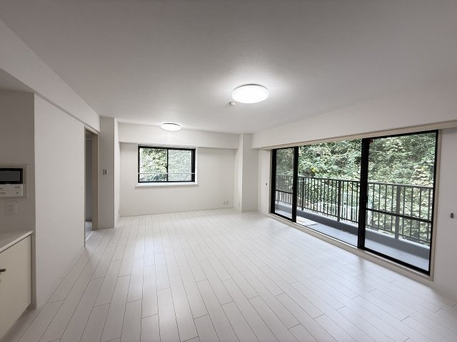 八王子北野台パークホームズの居間・リビング|～18.4帖の明るいLDKで、家族団欒の時間をお過ごしいただけます～