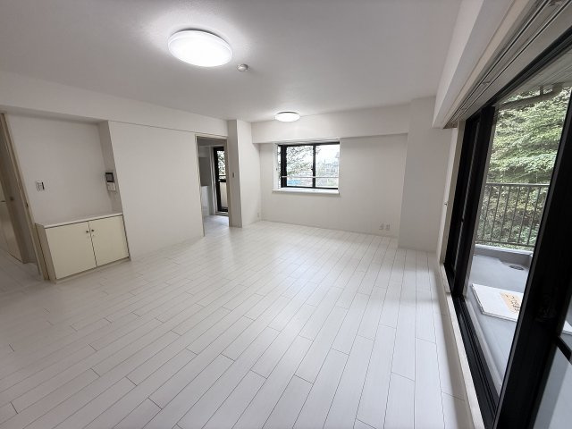 八王子北野台パークホームズの居間・リビング|～18.4帖の明るいLDKで、家族団欒の時間をお過ごしいただけます～