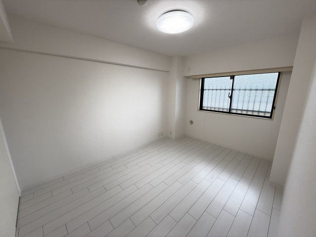 八王子北野台パークホームズの子供部屋|～玄関入って右手、6.5帖の洋室です～