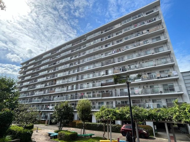 寝屋川東ファミリータウン中２番館の外観|新しい生活にいかがでしょうか？外観はお住まいの顔になります。こだわりたいポイントですね。水回りリフォームやリノベーションも承ってます。
■現地見学・資金計画相談・住宅ローン相談もお問合せ受付中■