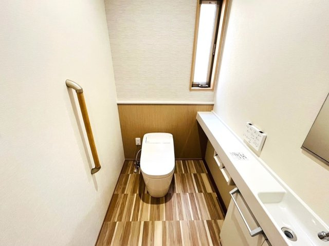 【商談中】戸建　大垣市浅草　全5区画分譲のトイレ|少ない水で効率的に洗浄するトルネード洗浄とお掃除のしやすさを究めたフチなし形状でお手入れ楽々。