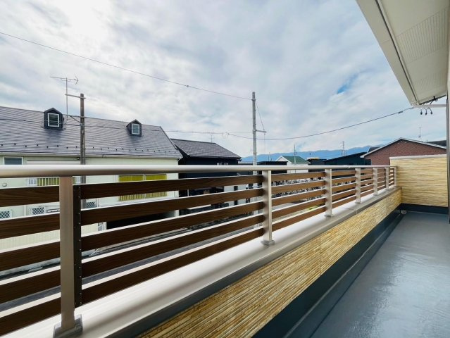 【商談中】戸建　大垣市浅草　全5区画分譲のバルコニー|バルコニーは南向きで洗濯物もよく乾きます！強度と表面積硬度を持つFPRで防水しています。