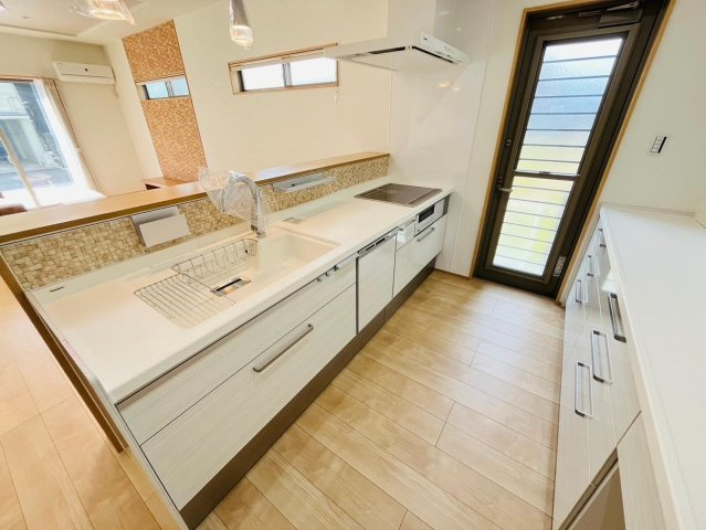 【商談中】戸建　大垣市浅草　全5区画分譲のキッチン|機能的なシステムキッチン。収納力に優れた大容量の引出でキッチン回りがスッキリ片付きます。