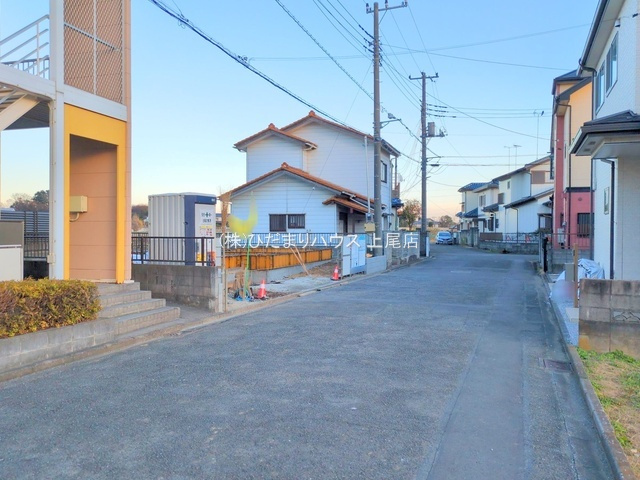 北本市下石戸　新築一戸建て　リーブルガーデン　01の前面道路含む現地写真