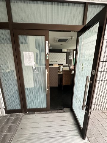 津山市上河原　エステサロン跡のエントランス