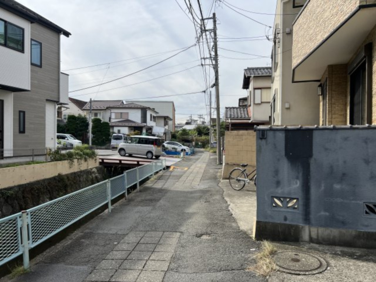 建築条件なし！邸宅のほか、いろいろな用途にお使いいただける売地の前面道路含む現地写真