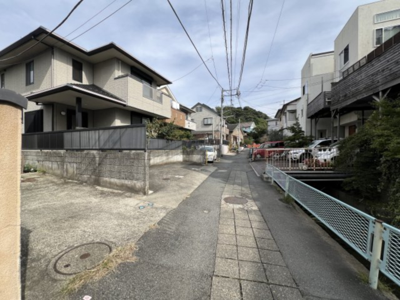 建築条件なし！邸宅のほか、いろいろな用途にお使いいただける売地の前面道路含む現地写真