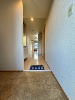 【展望】 | 玄関から室内への景観です！キッチンの奥に洋室12帖のお部屋があります♪