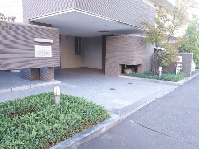 セントレイジ中央図書館前のエントランス