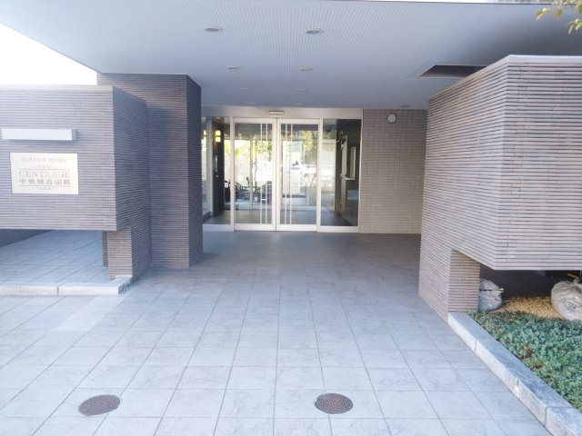 セントレイジ中央図書館前のエントランス