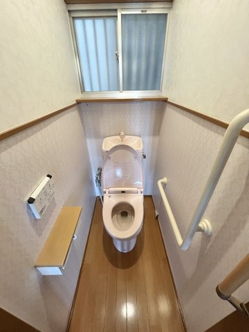 堺市中区深阪1丁　戸建のトイレ|手すりも完備の清潔なトイレ