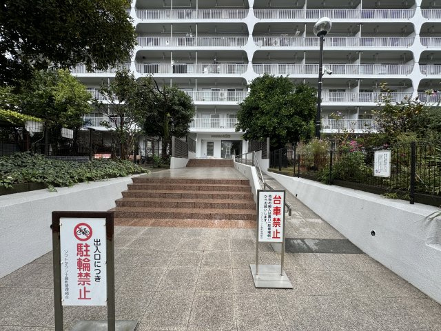 ソフトタウン小島町のエントランス|緩やかな階段とスロープが設置されています