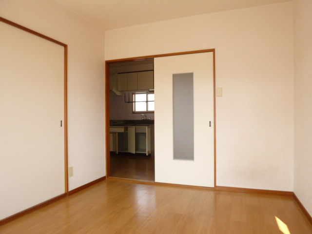 シャトレーヌ柳田Bの居間・リビング|洋室