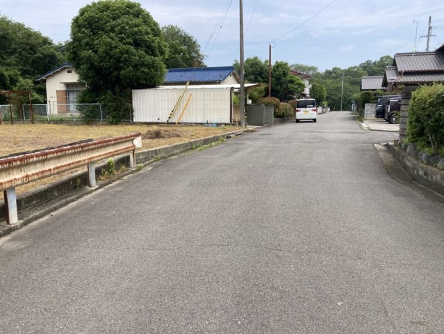 西条市下島山甲の売地の前面道路含む現地写真