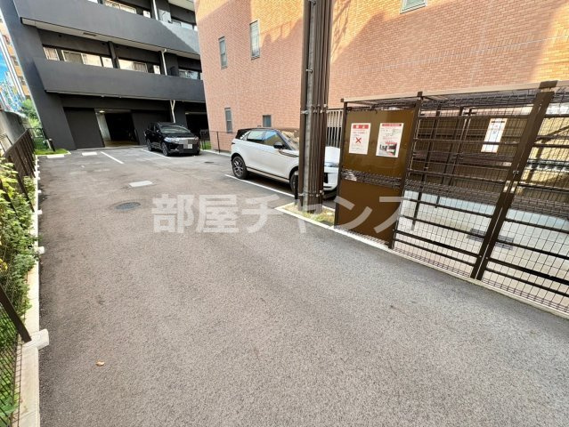 プレサンス名駅南エディフィスの駐車場