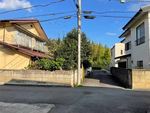 土浦市並木１丁目　中古戸建  の前面道路含む現地写真