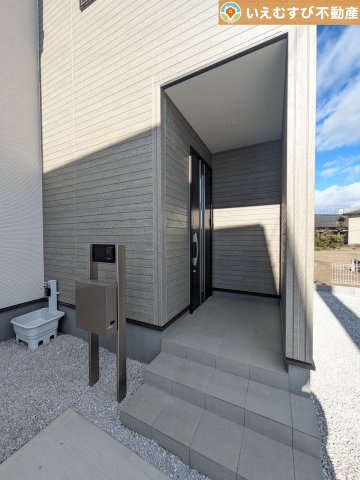 Livele Garden.S　太田第4泉町のエントランス|落ち着いた色づかいのエントランス
駐車場からアクセスの良いエントランス。雨の日や荷物が多くても安心の動線♪