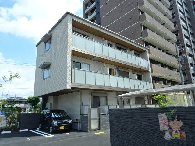 メゾンルララ西古松の外観