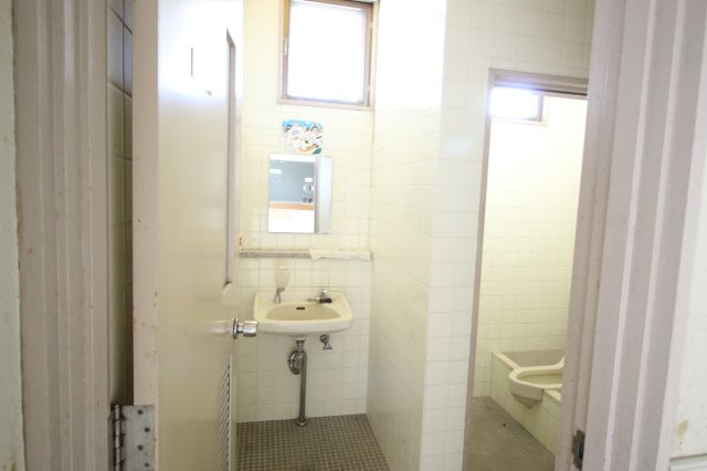 診療所　筑西市樋口のトイレ|待合室横