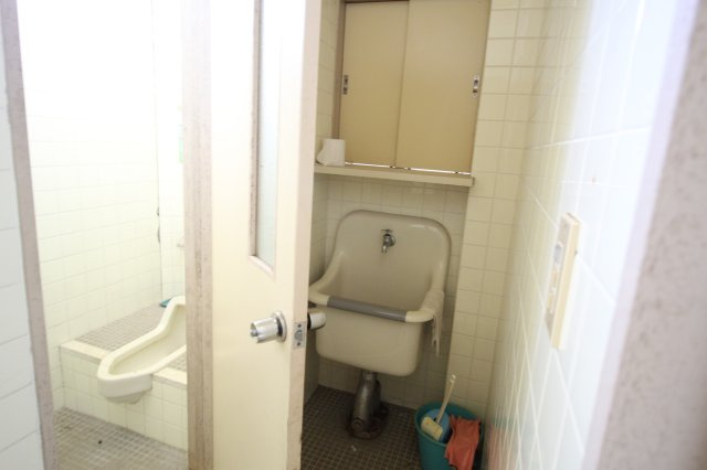 診療所　筑西市樋口のトイレ|待合室横