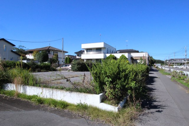 診療所　筑西市樋口の前面道路含む現地写真|建物南側に広々した駐車場があります