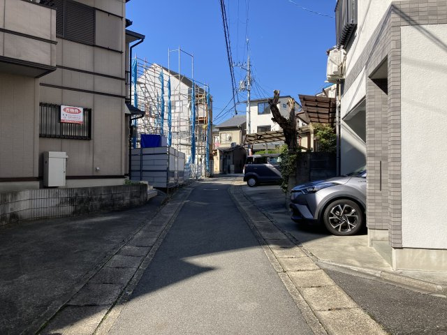 大宮中林町中古一戸建の前面道路含む現地写真